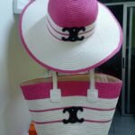sacs plage et chapeau