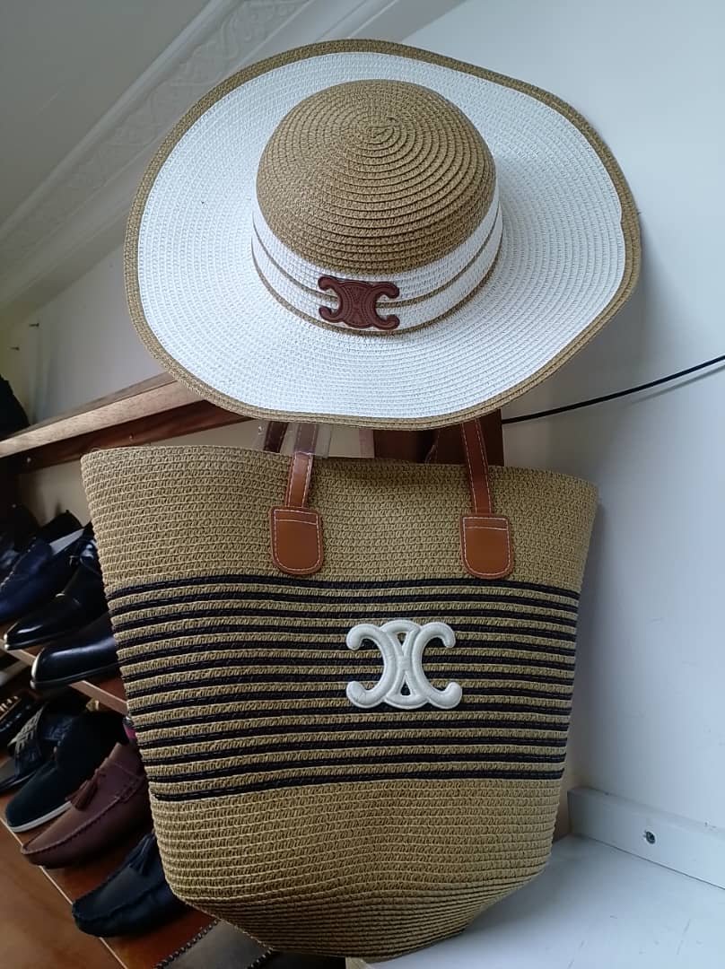 sacs plage et chapeau